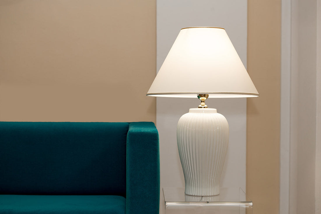 Handgefertigte Lunatre Keramik-Tischlampe im Wohnzimmer neben einem Samtsofa