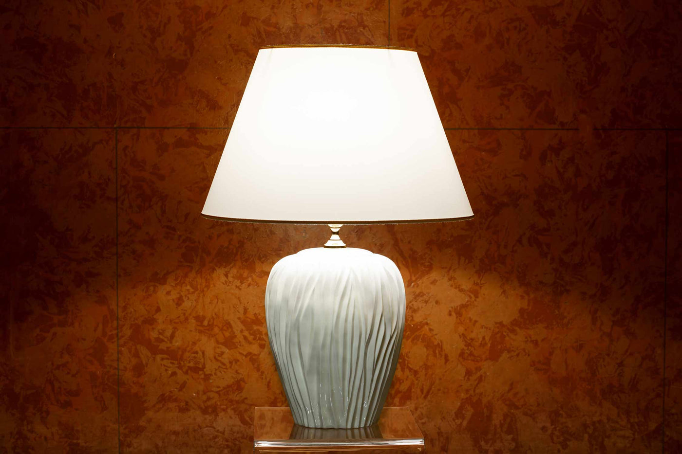 Ein Relief, das Licht einfängt.