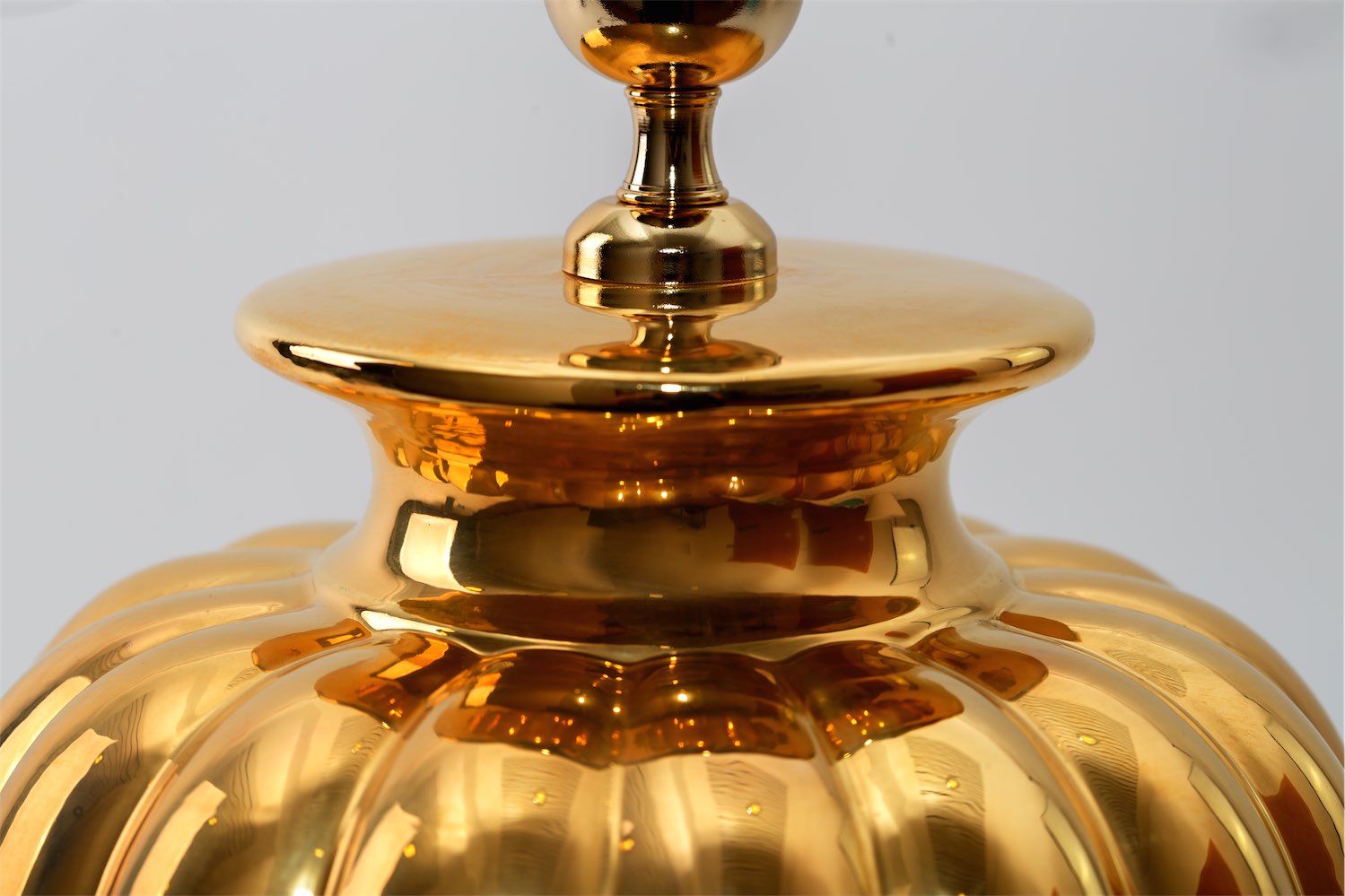 Lunatre Palazzo Oro Lucido (Gold Glänzend), Keramik-Detail – handgefertigte Tischlampe aus Italien #color:oro-lucido